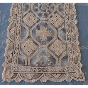 Vintage Filet Lace Table Runner Lacis Raised Rosettes Ecru Cotton 34"